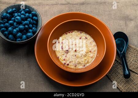 Porridge organico sano sormontato con bacche Foto Stock