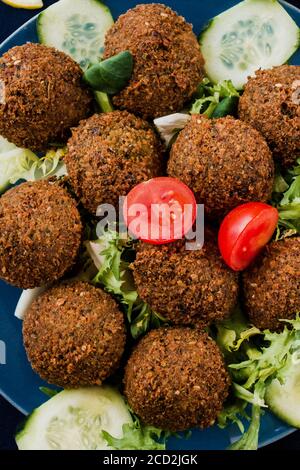 Piatto di falafel, polpette di ceci cibo vegano Foto Stock