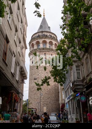 ISTANBUL, TURCHIA - MAGGIO, 22, 2019: Ripresa della storica torre galata da una vialetta di istanbul Foto Stock