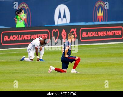 Chicago Fire FC Forward Fabian Herbers (21) prende un ginocchio In onore di Black Lives materia prima della Major League Gioco di calcio (MLS) tra Chicago Fire Foto Stock