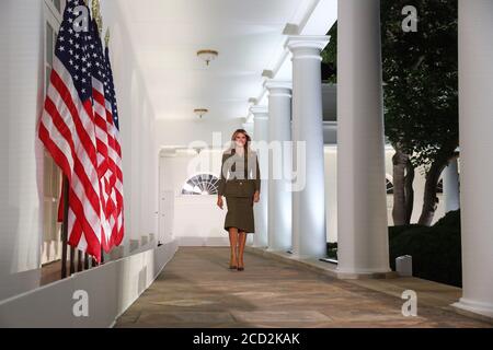 Washington, DC, Stati Uniti. 25 Agosto 2020. US First Lady Melania Trump cammina lungo il Colonnade per tenere un discorso durante la seconda notte della Convenzione Nazionale Repubblicana, nel Rose Garden della Casa Bianca a Washington, DC, USA, 25 agosto 2020.Credit: Michael Reynolds/Pool via CNP | Usage Worldwide Credit: dpa/Alamy Live News Foto Stock