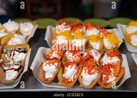 Tacos da dessert chiamato Kanom Bueang in Thailandia per la vendita in mercato di strada Foto Stock