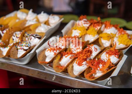 Tacos da dessert chiamato Kanom Bueang in Thailandia per la vendita in mercato di strada Foto Stock