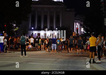 I rigori nelle strade del wisconsin capitol madison illuminano i fuochi in bidoni spazzatura per protestare contro la morte di jacob Black di kenosha. Foto Stock