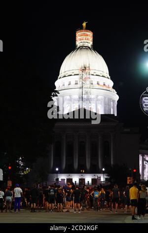 I rigori nelle strade del wisconsin capitol madison illuminano i fuochi in bidoni spazzatura per protestare contro la morte di jacob Black di kenosha. Foto Stock