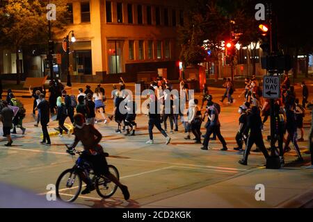 I rigori nelle strade del wisconsin capitol madison illuminano i fuochi in bidoni spazzatura per protestare contro la morte di jacob Black di kenosha. Foto Stock