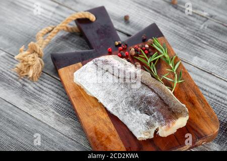 Filetto di pesce persico fresco crudo sul tagliere Foto Stock