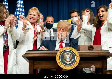 Il presidente Donald J. Trump è applaudito alla firma di una serie di ordini esecutivi sulla riduzione dei prezzi dei farmaci venerdì 24 luglio 2020, presso il South Court Auditorium dell'Eisenhower Executive Office Building presso la Casa Bianca. Foto Stock