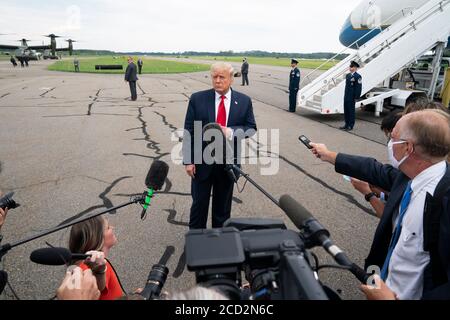 NEW YORK, USA - 14 agosto 2020 - il presidente degli Stati Uniti Donald J. Trump ondeggia mentre sbarca Marine un venerdì, 14 agosto 2020, nella zona di sbarco di Wall Street Foto Stock