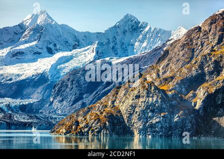 Alaska natura viaggio. Glacier Bay National Park, Alaska, Stati Uniti. Ghiacciai paesaggio di alaska cime di montagna e ghiacciaio che si fondono in acqua. Visualizza da Foto Stock