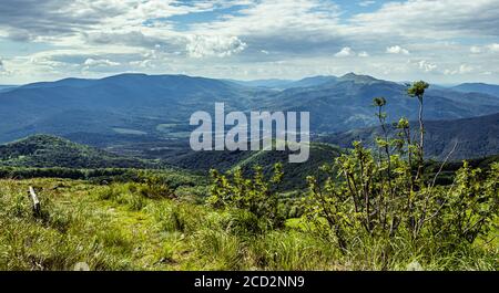 Paesaggio montano in Polonia Bieszczady. Cielo blu e nuvole bianche sui prati in montagna. Foto Stock