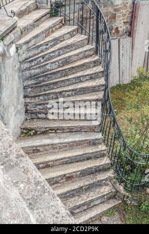 Scala storica nel castello di Vranov nad Dyji, Moravia meridionale, Repubblica Ceca Foto Stock