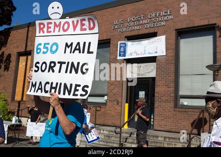 Portland, Oregon, Stati Uniti. 25 Agosto 2020. Una folla di circa 50 persone si è riunita fuori dall'ufficio postale di East Portland martedì 25 agosto come parte di un giorno d'azione nazionale, organizzato dall'American Postal Workers Union (APWU). La gente gridò: 'Deliver the mail. Esprimiamo la votazione!" Migliaia di persone in tutto il paese hanno partecipato alla Giornata d'azione per salvare il credito USPS: Katharine Kimball/ZUMA Wire/Alamy Live News Foto Stock