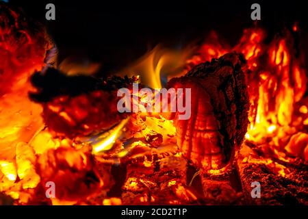 crogioli di fusione in primo piano, fiamma luminosa e calda nel forno. Foto Stock