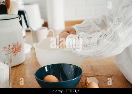 Bambina che prepara l'impasto per le frittelle in cucina. Concetto di preparazione degli alimenti, concentrazione selettiva, primo piano sui dettagli. Servizio foto stile di vita casual Foto Stock