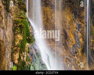 Parco nazionale laghi di Plitvice in Croazia Europa flusso d'acqua corrente cascata scenario panoramico Foto Stock