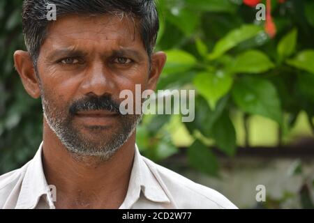 MAHOBA, UTTAR PRADESH, INDIA - 24 AGOSTO 2020: Faccia sorridente del contadino indiano. Foto Stock