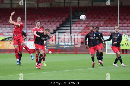 Crawley, Regno Unito. 15 agosto 2020 Sam Ashford segna durante una pre stagione amichevole tra Crawley Town e Crystal Palace al PeopleÕs Pension Stadium. Credit: James Boardman / Alamy Live News Foto Stock