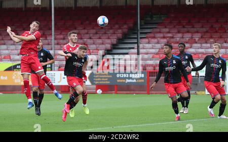 Crawley, Regno Unito. 15 agosto 2020 Sam Ashford segna nel corso di un amichevole pre-stagione tra Crawley Town e Crystal Palace presso il People’s Pension Stadium. Credit: James Boardman / Alamy Live News Foto Stock