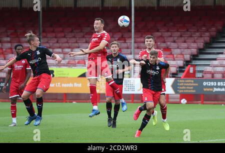 Crawley, Regno Unito. 15 agosto 2020 Sam Ashford segna nel corso di un amichevole pre-stagione tra Crawley Town e Crystal Palace presso il People’s Pension Stadium. Credit: James Boardman / Alamy Live News Foto Stock