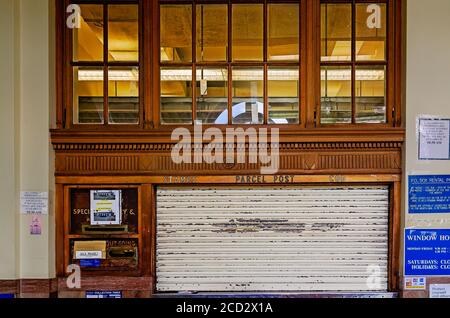 Lavori in legno ornato circondano la finestra di servizio nella hall del Morgan City Downtown Post Office, 25 agosto 2020, a Morgan City, Louisiana. Foto Stock