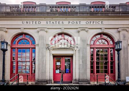 Il Morgan City Downtown Post Office, situato all'angolo tra First Street ed Everett Street, è raffigurato, 25 agosto 2020, a Morgan City, Louisiana. Foto Stock