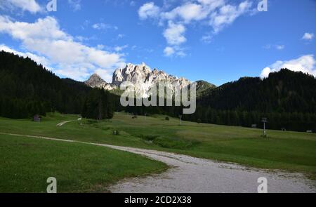 Vasti prati verdi di Braies sotto picco Vallandro si trasformano in piste da sci nella stagione invernale Foto Stock