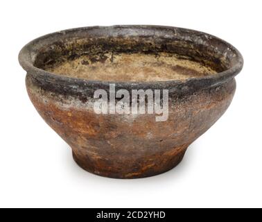 Vecchia ciotola vuota di ceramica o vaso di fiori, isolato su sfondo bianco Foto Stock