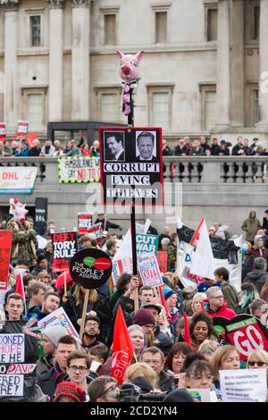 Folla in un raduno anti-austerità, Trafalgar Square, organizzato dall’Assemblea popolare contro l’austerità, per evidenziare i tagli all’austerità per la salute, le case, l’occupazione e l’istruzione. I manifestanti marciano da Gower Street e prima di tenere il loro rally a Trafalgar Square. L’obiettivo dell’Assemblea popolare è quello di essere un’ampia campagna nazionale unita contro l’austerità, i tagli e le privatizzazioni nei luoghi di lavoro, nelle comunità e nei servizi sociali. Trafalgar Square, Londra, Regno Unito. 16 Apr 2016 Foto Stock