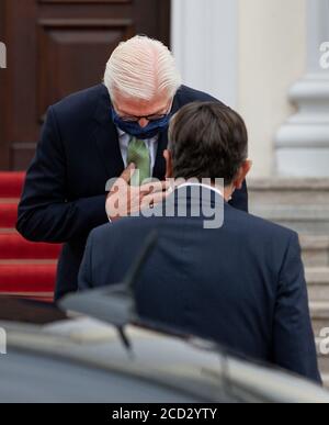 Berlino, Germania. 26 Agosto 2020. Il presidente della Confederazione Frank-Walter Steinmeier (l) dà il benvenuto a Borut Pahor, presidente sloveno, per una discussione di fronte al Palazzo Bellevue. Credit: Bernd von Jutrczenka/dpa/Alamy Live News Foto Stock