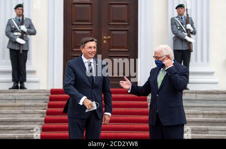 Berlino, Germania. 26 Agosto 2020. Il presidente della Confederazione Frank-Walter Steinmeier (r) dà il benvenuto a Borut Pahor, presidente sloveno, per una discussione davanti al castello di Bellevue. Credit: Bernd von Jutrczenka/dpa/Alamy Live News Foto Stock