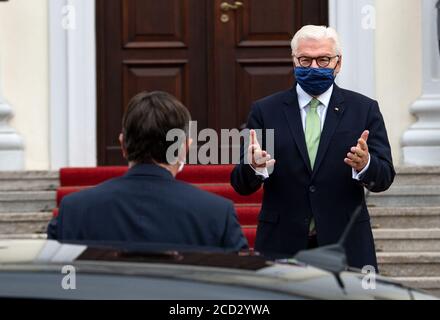 Berlino, Germania. 26 Agosto 2020. Il presidente della Confederazione Frank-Walter Steinmeier (r) dà il benvenuto a Borut Pahor, presidente sloveno, per una discussione davanti al castello di Bellevue. Credit: Bernd von Jutrczenka/dpa/Alamy Live News Foto Stock