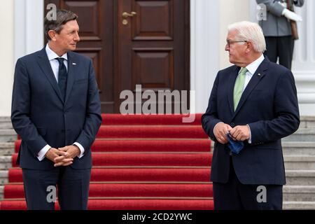 Berlino, Germania. 26 Agosto 2020. Il presidente della Confederazione Frank-Walter Steinmeier (r) dà il benvenuto a Borut Pahor, presidente sloveno, per una discussione davanti al castello di Bellevue. Credit: Bernd von Jutrczenka/dpa/Alamy Live News Foto Stock