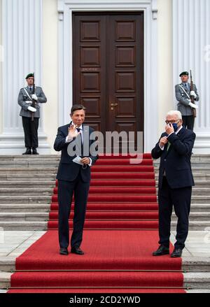 Berlino, Germania. 26 Agosto 2020. Il presidente della Confederazione Frank-Walter Steinmeier (r) dà il benvenuto a Borut Pahor, presidente sloveno, per una discussione davanti al castello di Bellevue. Credit: Bernd von Jutrczenka/dpa/Alamy Live News Foto Stock