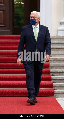 Berlino, Germania. 26 Agosto 2020. Il presidente federale Frank-Walter Steinmeier viene da Bellevue Palace per dare il benvenuto al presidente sloveno Pahor. Credit: Bernd von Jutrczenka/dpa/Alamy Live News Foto Stock