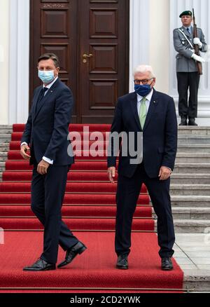 Berlino, Germania. 26 Agosto 2020. Il presidente della Confederazione Frank-Walter Steinmeier (r) dà il benvenuto a Borut Pahor, presidente sloveno, per una discussione davanti al castello di Bellevue. Credit: Bernd von Jutrczenka/dpa/Alamy Live News Foto Stock