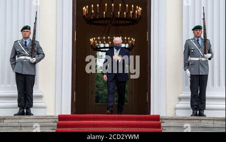 Berlino, Germania. 26 Agosto 2020. Il presidente federale Frank-Walter Steinmeier viene da Bellevue Palace per dare il benvenuto al presidente sloveno Pahor. Credit: Bernd von Jutrczenka/dpa/Alamy Live News Foto Stock