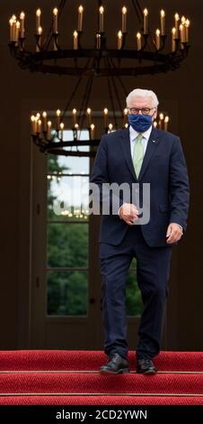 Berlino, Germania. 26 Agosto 2020. Il presidente federale Frank-Walter Steinmeier viene da Bellevue Palace per dare il benvenuto al presidente sloveno Pahor. Credit: Bernd von Jutrczenka/dpa/Alamy Live News Foto Stock