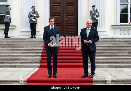 Berlino, Germania. 26 Agosto 2020. Il presidente della Confederazione Frank-Walter Steinmeier (r) dà il benvenuto a Borut Pahor, presidente sloveno, per una discussione davanti al castello di Bellevue. Credit: Bernd von Jutrczenka/dpa/Alamy Live News Foto Stock