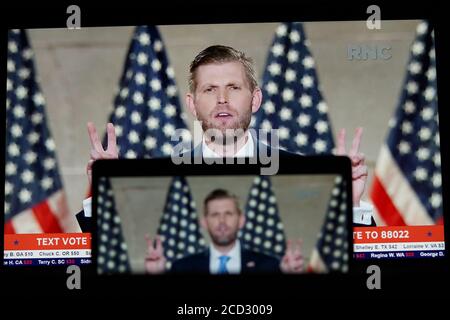 Washington, Stati Uniti. 25 Agosto 2020. Photo taken in Arlington, Virginia, the United States, 25 agosto 2020 mostra schermi che mostrano Eric Trump, figlio del presidente degli Stati Uniti Donald Trump, parlando durante la Convention Nazionale Repubblicana 2020 da Washington, DC Credit: Liu Jie/Xinhua/Alamy Live News Foto Stock