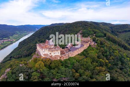 Splendido paesaggio con rovine del castello di Aggstein e il fiume Danubio al tramonto a Wachau Walley Austria. Incredibili rovine storiche. Il nome originale tedesco è B Foto Stock