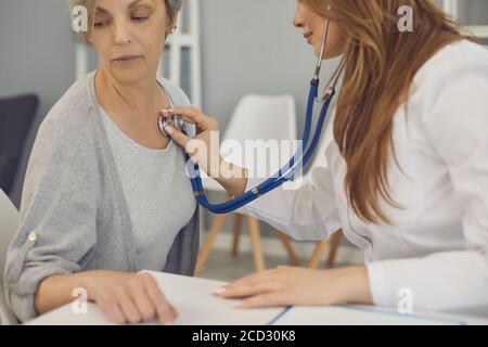 Medico e paziente in visita medica presso la clinica. Foto Stock