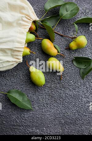 Pere di frutta matura fresche in cordoncino riutilizzabile shopping eco borsa su sfondo scuro, alimentari concept, Flat Lay, Eco friendly, autunno raccolto. Spazio di copia. Foto Stock