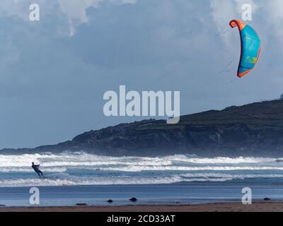 Newquay, Regno Unito. 26 Agosto 2020. Newquay, Cornovaglia, 26 agosto 2020. Regno Unito Meteo: Storm Francis genera le condizioni buone per i kitesurfers a Fistral Beach Newquay Cornwall. Credit: Robert Taylor/Alamy Live News Foto Stock