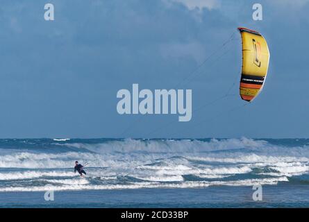 Newquay, Regno Unito. 26 Agosto 2020. Newquay, Cornovaglia, 26 agosto 2020. Regno Unito Meteo: Storm Francis genera le condizioni buone per i kitesurfers a Fistral Beach Newquay Cornwall. Credit: Robert Taylor/Alamy Live News Foto Stock