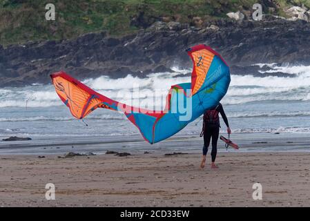 Newquay, Regno Unito. 26 Agosto 2020. Newquay, Cornovaglia, 26 agosto 2020. Regno Unito Meteo: Storm Francis genera le condizioni buone per i kitesurfers a Fistral Beach Newquay Cornwall. Credit: Robert Taylor/Alamy Live News Foto Stock