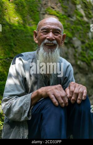 In questa foto non datata, un vecchio pescatore e il suo pesce cormorano su una zattera di bambù sul fiume li, conosciuto anche come li Jiang, Guilin città, il GU della Cina sud-occidentale Foto Stock