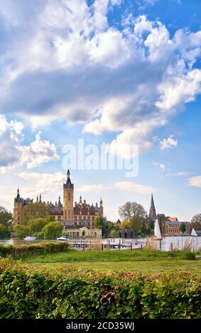 Barche sul lago Schwerin con il castello sullo sfondo. Foto Stock