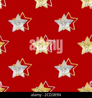 Senza cuciture motivo oro & argento stelle rosso sfondo isolato, decorativo stelle lucide ripetizione ornamento, luminoso scintillante Сhristmas decorazione stellata Foto Stock