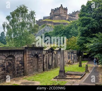 Chiesa parrocchiale di St Cuthbert Churchyard, Edimburgo, Scozia, Regno Unito. Foto Stock